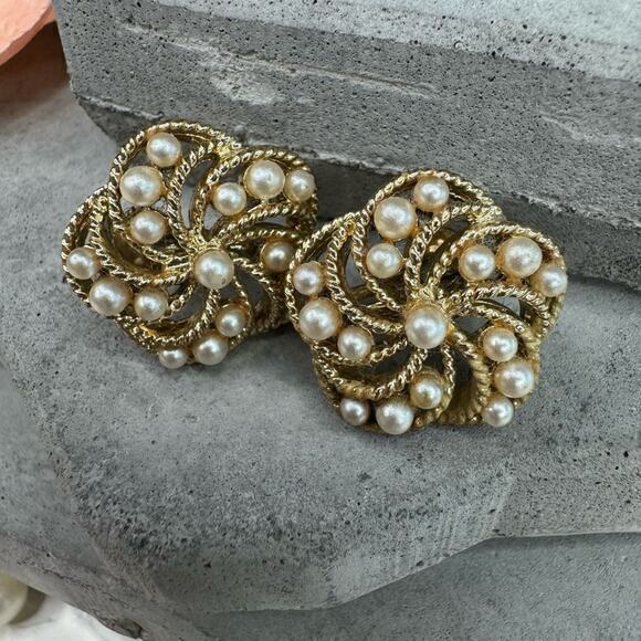 Vintage Lisner Signed Faux Pearl and Gold Tone Flower Clip On Earrings - Picture 2 of 5